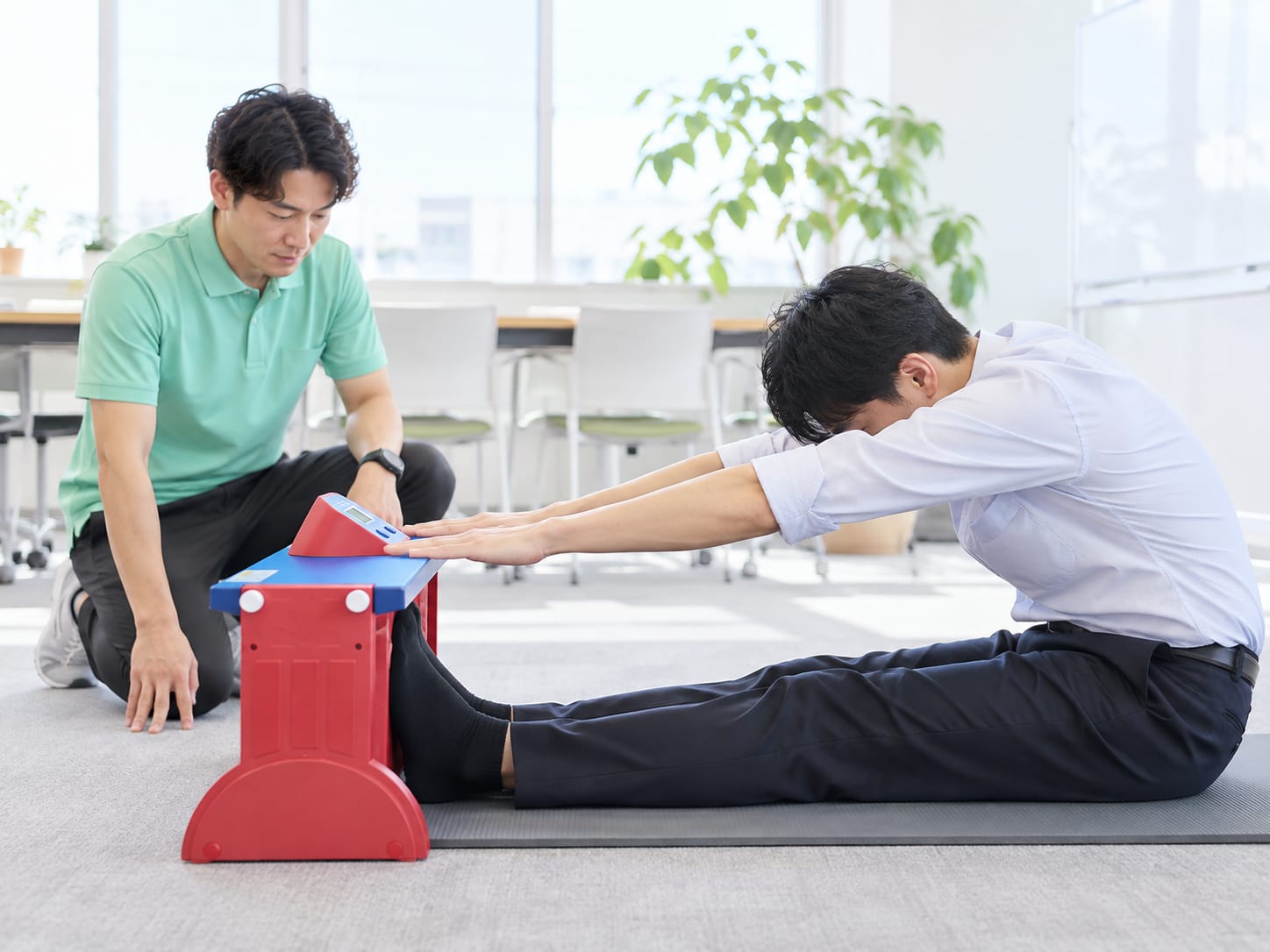 長座体前屈の測定の様子