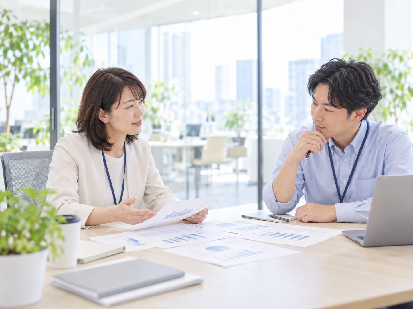 集団分析の結果をもとに職場改善を話し合う人事担当者と管理職